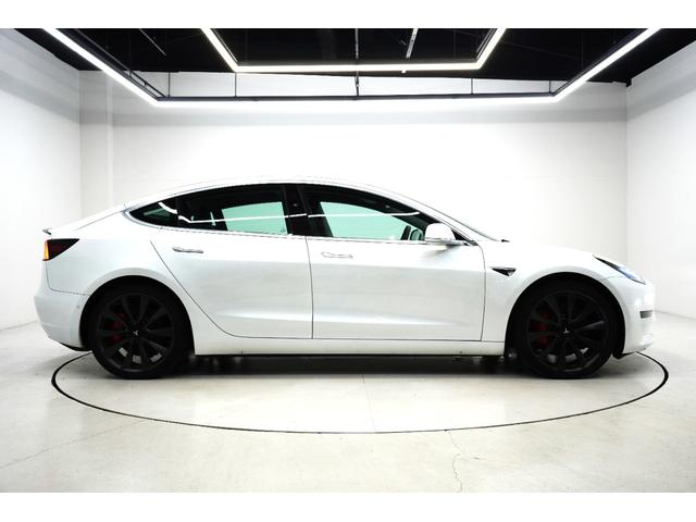 モデル3 デュアルモーターAWD パフォーマンス パノラミックルーフ 純正20インチアルミホイール バックカメラ レッドキャリパー オートパイロット パワーシート ETC(4枚目)