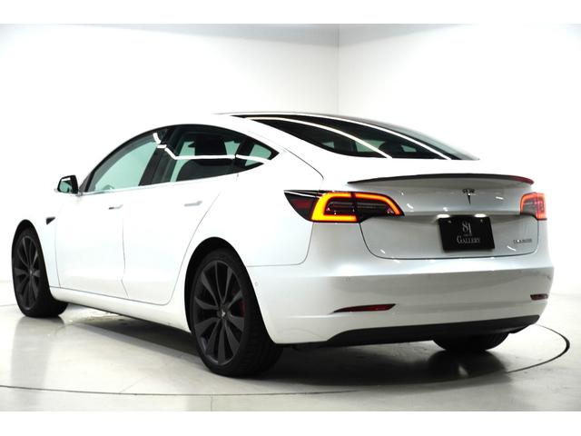モデル3 デュアルモーターAWD パフォーマンス パノラミックルーフ 純正20インチアルミホイール バックカメラ レッドキャリパー オートパイロット パワーシート ETC(7枚目)