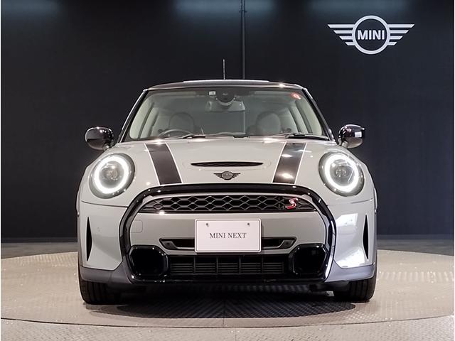 ＭＩＮＩ クーパーＳ　クラシック・トリム　・シートーヒーター・バックカメラ・純正ＨＤＤナビ・純正１７インチＡＷ・クラシックトリム・ＬＥＤヘッドライト・コンフォートアクセス・パーキングアシスト・デジタルメーター・インテリジェントセーフティー・（5枚目）