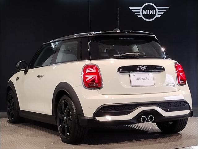 ＭＩＮＩ クーパーＳ　クラシック・トリム　ワンオーナー　シートヒーター　Ａｐｐｌｅｃａｒｐｌａｙ　ヘッドアップディスプレイ　バックカメラ　クラシックトリム　ハーフレザーシート　ＬＥＤライト　バックカメラ　純正１７インチアルミホイール（8枚目）