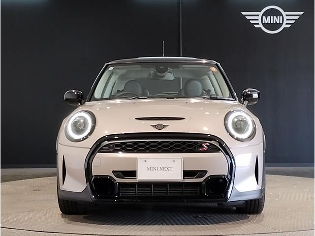 ＭＩＮＩ クーパーＳプレミアムプラスパックエッセンシャルトリム　ヘッドアップディスプレイ　ＬＥＤヘッドライト　アップルカープレイ　バックカメラ　ＰＤＣセンサー　シートヒーター　１７インチＡＷ　コンフォートアクセス　ミラーＥＴＣ（5枚目）