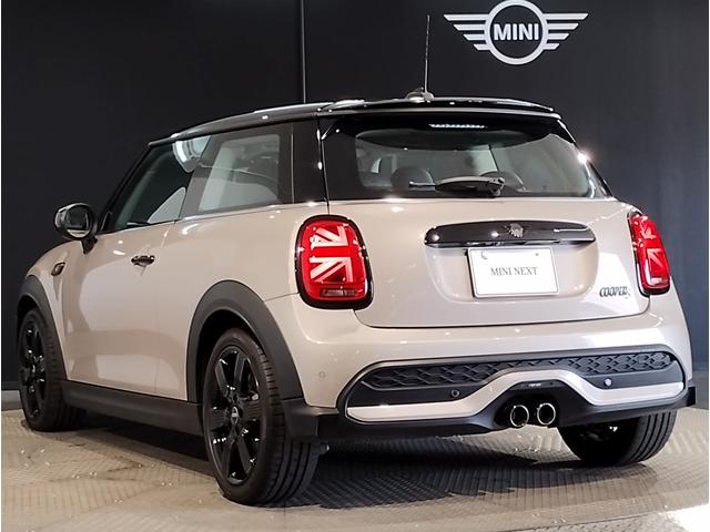 ＭＩＮＩ クーパーＳプレミアムプラスパックエッセンシャルトリム　ヘッドアップディスプレイ　ＬＥＤヘッドライト　アップルカープレイ　バックカメラ　ＰＤＣセンサー　シートヒーター　１７インチＡＷ　コンフォートアクセス　ミラーＥＴＣ（7枚目）