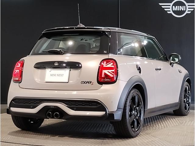 ＭＩＮＩ クーパーＳプレミアムプラスパックエッセンシャルトリム　ヘッドアップディスプレイ　ＬＥＤヘッドライト　アップルカープレイ　バックカメラ　ＰＤＣセンサー　シートヒーター　１７インチＡＷ　コンフォートアクセス　ミラーＥＴＣ（9枚目）