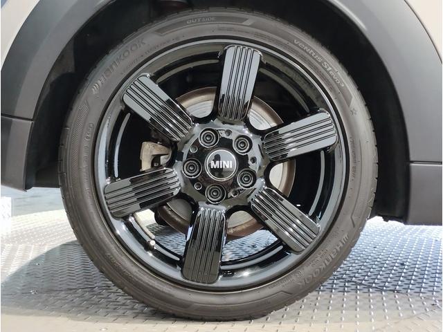 ＭＩＮＩ クーパーＳプレミアムプラスパックエッセンシャルトリム　ヘッドアップディスプレイ　ＬＥＤヘッドライト　アップルカープレイ　バックカメラ　ＰＤＣセンサー　シートヒーター　１７インチＡＷ　コンフォートアクセス　ミラーＥＴＣ（13枚目）