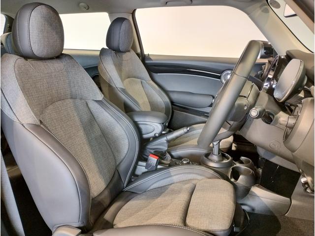 ＭＩＮＩ クーパーＳプレミアムプラスパックエッセンシャルトリム　ヘッドアップディスプレイ　ＬＥＤヘッドライト　アップルカープレイ　バックカメラ　ＰＤＣセンサー　シートヒーター　１７インチＡＷ　コンフォートアクセス　ミラーＥＴＣ（16枚目）