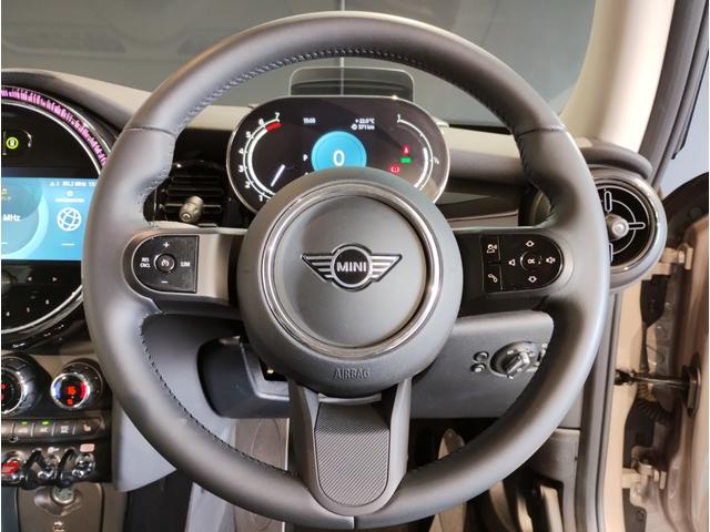 ＭＩＮＩ クーパーＳプレミアムプラスパックエッセンシャルトリム　ヘッドアップディスプレイ　ＬＥＤヘッドライト　アップルカープレイ　バックカメラ　ＰＤＣセンサー　シートヒーター　１７インチＡＷ　コンフォートアクセス　ミラーＥＴＣ（21枚目）