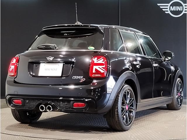 ＭＩＮＩ クーパーＳＤ　エナジェティックスタイル・アクティブクルーズコントロール・純正ナビ・バックカメラ・ＰＤＣ・パーキングアシスト・パドルシフト・ＪＣＷレザーステアリング・スポーツＡＴ・１７インチ黒ＡＷ・ＬＥＤヘッドライト（11枚目）