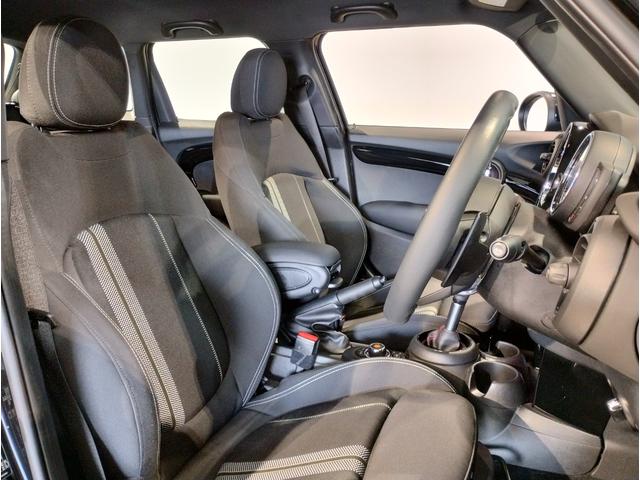 ＭＩＮＩ クーパーＳＤ　エナジェティックスタイル・アクティブクルーズコントロール・純正ナビ・バックカメラ・ＰＤＣ・パーキングアシスト・パドルシフト・ＪＣＷレザーステアリング・スポーツＡＴ・１７インチ黒ＡＷ・ＬＥＤヘッドライト（13枚目）