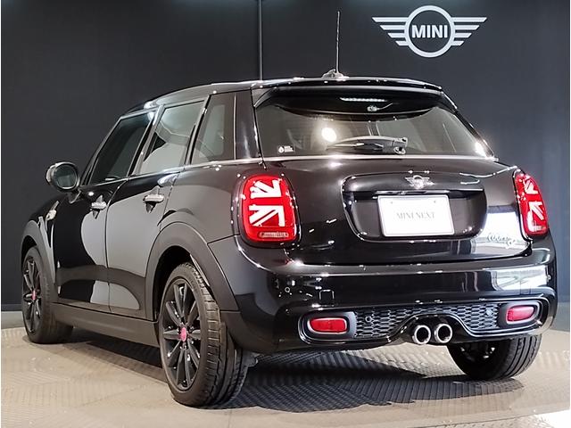 ＭＩＮＩ クーパーＳＤ　エナジェティックスタイル・アクティブクルーズコントロール・純正ナビ・バックカメラ・ＰＤＣ・パーキングアシスト・パドルシフト・ＪＣＷレザーステアリング・スポーツＡＴ・１７インチ黒ＡＷ・ＬＥＤヘッドライト（24枚目）