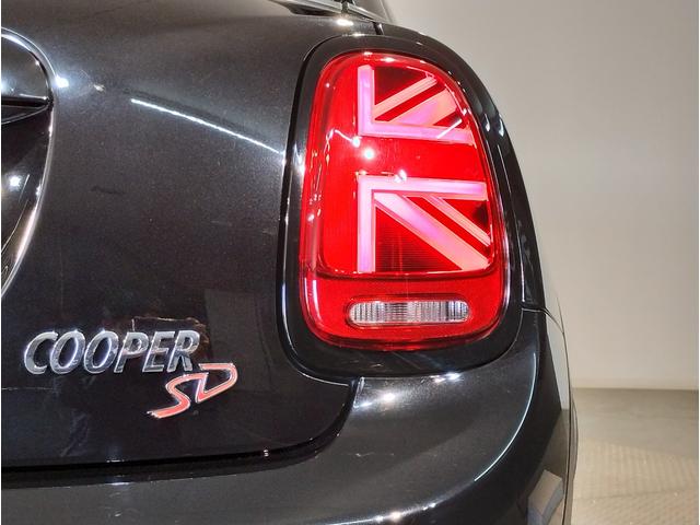ＭＩＮＩ クーパーＳＤ　エナジェティックスタイル・アクティブクルーズコントロール・純正ナビ・バックカメラ・ＰＤＣ・パーキングアシスト・パドルシフト・ＪＣＷレザーステアリング・スポーツＡＴ・１７インチ黒ＡＷ・ＬＥＤヘッドライト（40枚目）