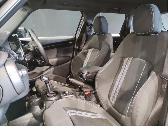 ＭＩＮＩ クーパーＳＤ　エナジェティックスタイル・アクティブクルーズコントロール・純正ナビ・バックカメラ・ＰＤＣ・パーキングアシスト・パドルシフト・ＪＣＷレザーステアリング・スポーツＡＴ・１７インチ黒ＡＷ・ＬＥＤヘッドライト（41枚目）