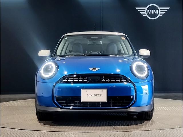 ＭＩＮＩ クーパーＣ　クラシック・トリム　弊社デモレンタ　クラシックトリム　ステアリングヒーター　シートヒーター　純正ＨＤＤナビ　ヘッドアップディスプレイ　バックカメラ　ハーフレザーシート　アクティブクルーズコントロール　障害物センサー（5枚目）