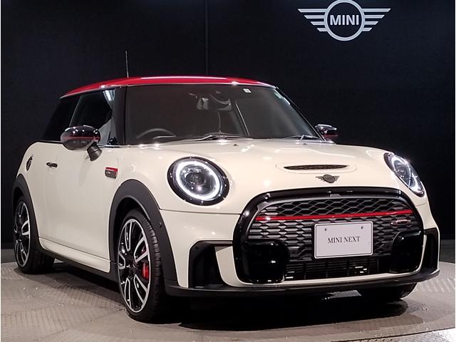MINI ジョンクーパーワークス ジョンクーパーワークストリム JCWトリム・18インチホイール・ピアノブラックエクステリア・JCWスポーツシート・アップルカープレイ・ヘッドアップディスプレイ・衝突軽減ブレーキ・パーキングアシスト・バックカメラ・ドライビングモード(6枚目)