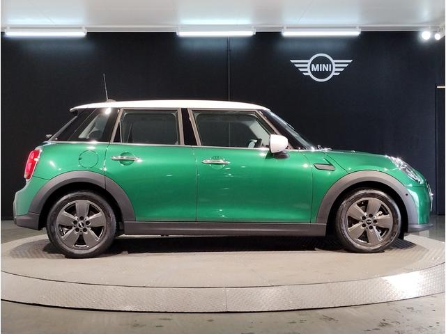 MINI クーパーDプレミアムプラスパッケージクラシックトリム ワンオーナー レザレットシート シートヒーター アクティブクルーズコントロール アップルカープレイ コンフォートアクセス 純正16インチAW シートヒーター ミラーETC LEDライト バックカメラ(10枚目)