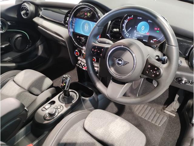 MINI クーパーDプレミアムプラスパッケージクラシックトリム ワンオーナー レザレットシート シートヒーター アクティブクルーズコントロール アップルカープレイ コンフォートアクセス 純正16インチAW シートヒーター ミラーETC LEDライト バックカメラ(26枚目)