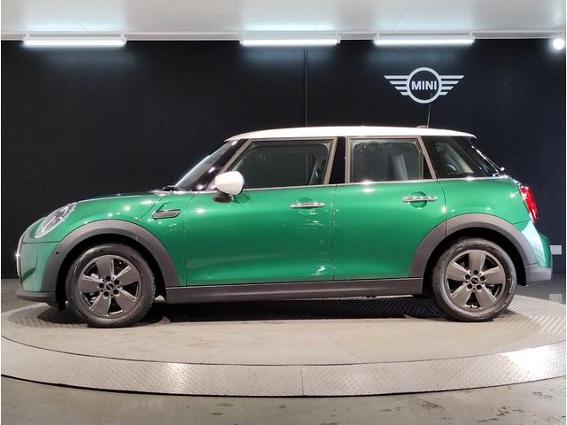 MINI クーパーDプレミアムプラスパッケージクラシックトリム ワンオーナー レザレットシート シートヒーター アクティブクルーズコントロール アップルカープレイ コンフォートアクセス 純正16インチAW シートヒーター ミラーETC LEDライト バックカメラ(66枚目)