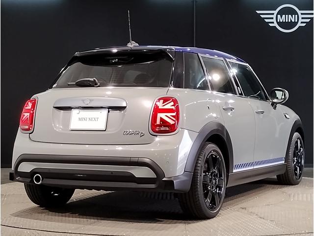 ＭＩＮＩ クーパーＤ　ブリック・レーン・エディション　限定車　クラシックトリム　純正ナビ　１７インチＡＷ　ブラックレザーシート　シートヒーター　バックカメラ　ＰＤＣセンサー　コンフォートアクセス　ミラーＥＴＣ　ＬＥＤヘッドライト（10枚目）