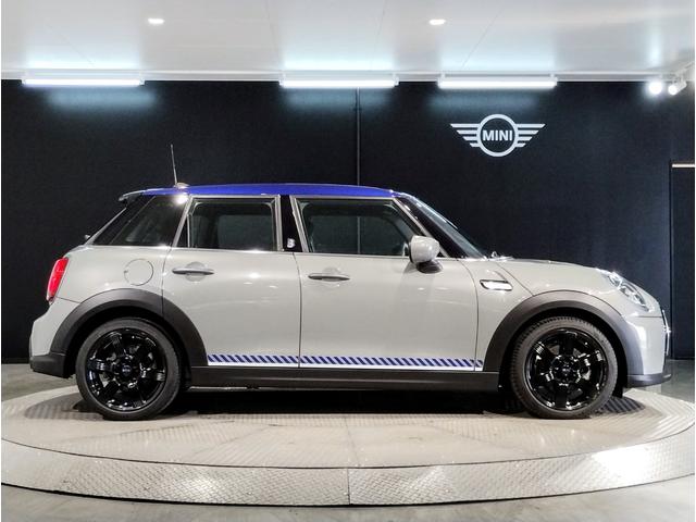 ＭＩＮＩ クーパーＤ　ブリック・レーン・エディション　限定車　クラシックトリム　純正ナビ　１７インチＡＷ　ブラックレザーシート　シートヒーター　バックカメラ　ＰＤＣセンサー　コンフォートアクセス　ミラーＥＴＣ　ＬＥＤヘッドライト（11枚目）