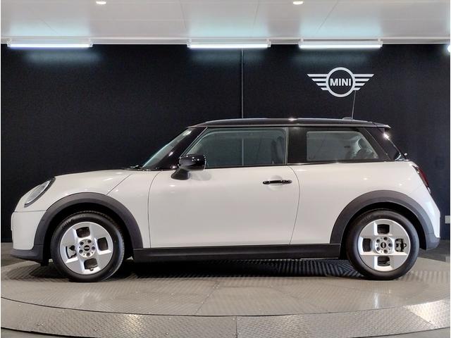 MINI クーパーC クラシック・トリム クラシックトリム ヘッドアップディスプレイ ブラックルーフ シートヒーター ドライビングアシストプラス コンフォートアクセス LEDヘッドライト バックカメラ PDCセンサー インテリジェントセーフテ(6枚目)