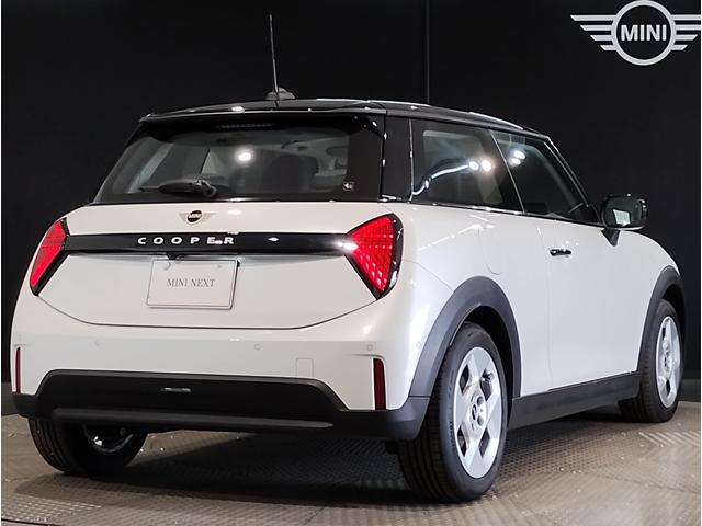 MINI クーパーC クラシック・トリム クラシックトリム ヘッドアップディスプレイ ブラックルーフ シートヒーター ドライビングアシストプラス コンフォートアクセス LEDヘッドライト バックカメラ PDCセンサー インテリジェントセーフテ(9枚目)
