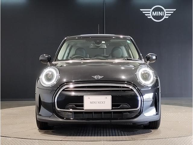 ＭＩＮＩ クーパー　クラシック・トリム　ワンオーナークラシックトリムＡｐｐｌｅＣａｒｐｌａｙ　バックカメラ　ＬＥＤライト　純正１６インチアルミホイール　プレミアムプラス　同色ルーフ　　ヘッドアップディスプレイ　シートヒーター　ワイヤレス充電（5枚目）