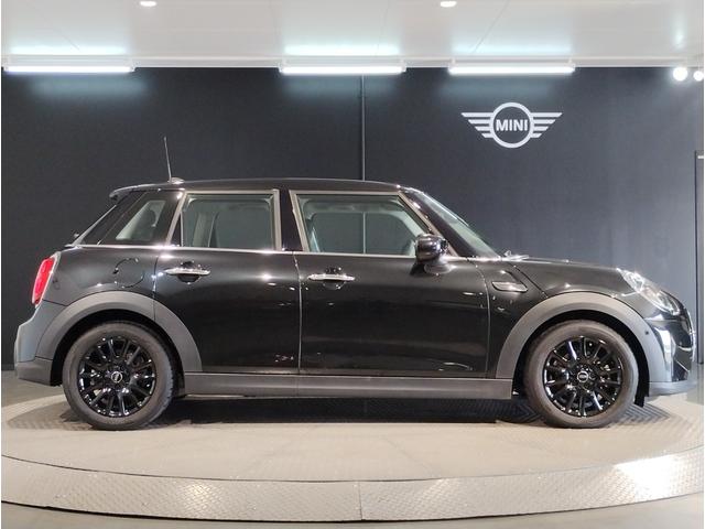 ＭＩＮＩ クーパー　クラシック・トリム　ワンオーナークラシックトリムＡｐｐｌｅＣａｒｐｌａｙ　バックカメラ　ＬＥＤライト　純正１６インチアルミホイール　プレミアムプラス　同色ルーフ　　ヘッドアップディスプレイ　シートヒーター　ワイヤレス充電（10枚目）