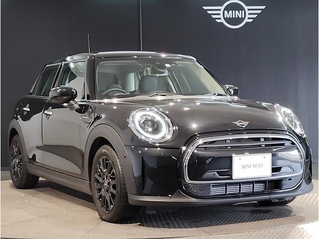 ＭＩＮＩ クーパー　クラシック・トリム　ワンオーナークラシックトリムＡｐｐｌｅＣａｒｐｌａｙ　バックカメラ　ＬＥＤライト　純正１６インチアルミホイール　プレミアムプラス　同色ルーフ　　ヘッドアップディスプレイ　シートヒーター　ワイヤレス充電（11枚目）