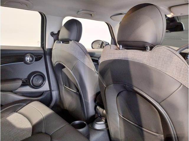 ＭＩＮＩ クーパー　クラシック・トリム　ワンオーナークラシックトリムＡｐｐｌｅＣａｒｐｌａｙ　バックカメラ　ＬＥＤライト　純正１６インチアルミホイール　プレミアムプラス　同色ルーフ　　ヘッドアップディスプレイ　シートヒーター　ワイヤレス充電（30枚目）