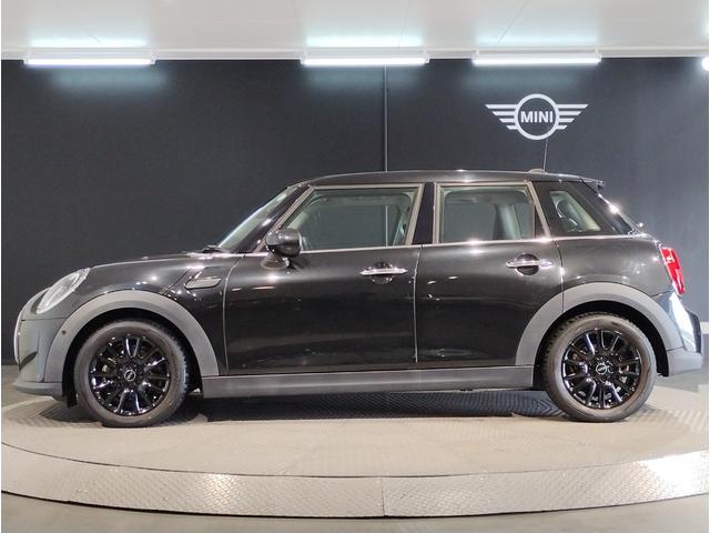 ＭＩＮＩ クーパー　クラシック・トリム　ワンオーナークラシックトリムＡｐｐｌｅＣａｒｐｌａｙ　バックカメラ　ＬＥＤライト　純正１６インチアルミホイール　プレミアムプラス　同色ルーフ　　ヘッドアップディスプレイ　シートヒーター　ワイヤレス充電（64枚目）