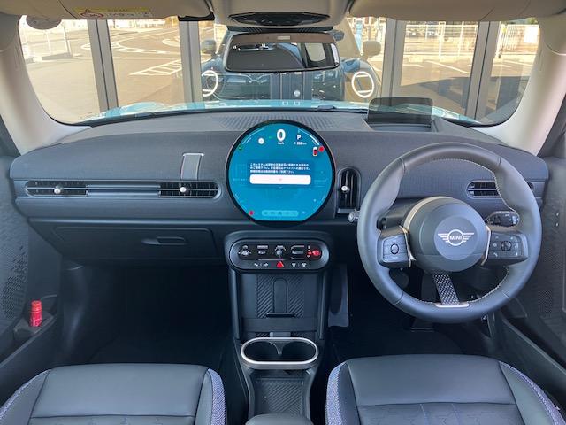 ＭＩＮＩ クーパーＣ　クラシック・トリム　弊社元デモカー・アクティブクルーズコントロール・インテリジェントセーフティ・パーキングアシスト・純正ナビ・バックカメラ・ＰＤＣ・純正１７インチＡＷ・コンフォートアクセス・ミラーＥＴＣ（5枚目）