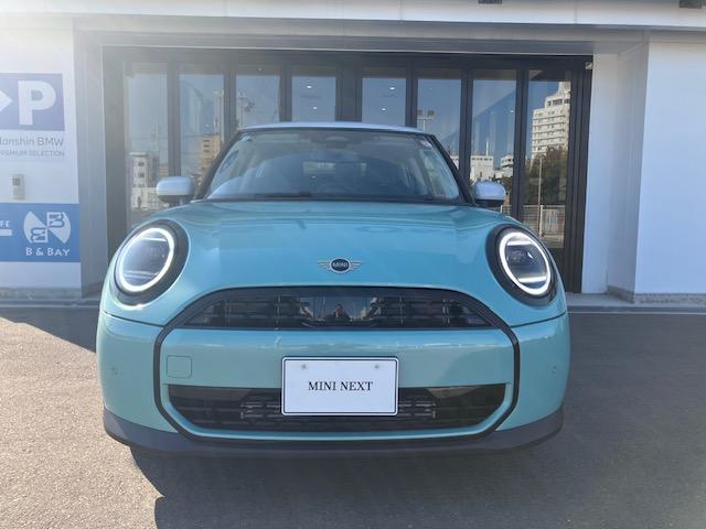 ＭＩＮＩ クーパーＣ　クラシック・トリム　弊社元デモカー・アクティブクルーズコントロール・インテリジェントセーフティ・パーキングアシスト・純正ナビ・バックカメラ・ＰＤＣ・純正１７インチＡＷ・コンフォートアクセス・ミラーＥＴＣ（6枚目）