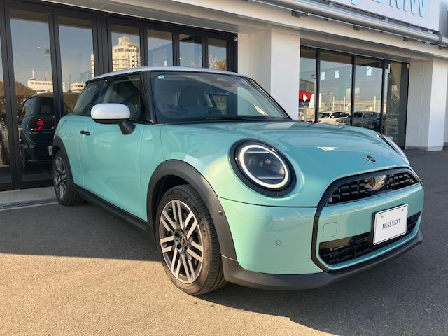 ＭＩＮＩ クーパーＣ　クラシック・トリム　弊社元デモカー・アクティブクルーズコントロール・インテリジェントセーフティ・パーキングアシスト・純正ナビ・バックカメラ・ＰＤＣ・純正１７インチＡＷ・コンフォートアクセス・ミラーＥＴＣ（7枚目）