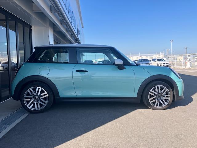 ＭＩＮＩ クーパーＣ　クラシック・トリム　弊社元デモカー・アクティブクルーズコントロール・インテリジェントセーフティ・パーキングアシスト・純正ナビ・バックカメラ・ＰＤＣ・純正１７インチＡＷ・コンフォートアクセス・ミラーＥＴＣ（8枚目）