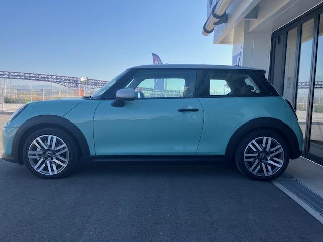 ＭＩＮＩ クーパーＣ　クラシック・トリム　弊社元デモカー・アクティブクルーズコントロール・インテリジェントセーフティ・パーキングアシスト・純正ナビ・バックカメラ・ＰＤＣ・純正１７インチＡＷ・コンフォートアクセス・ミラーＥＴＣ（9枚目）
