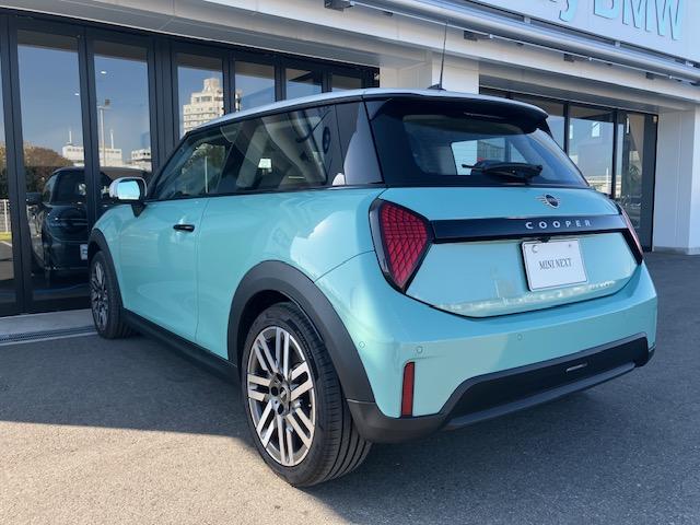 ＭＩＮＩ クーパーＣ　クラシック・トリム　弊社元デモカー・アクティブクルーズコントロール・インテリジェントセーフティ・パーキングアシスト・純正ナビ・バックカメラ・ＰＤＣ・純正１７インチＡＷ・コンフォートアクセス・ミラーＥＴＣ（10枚目）