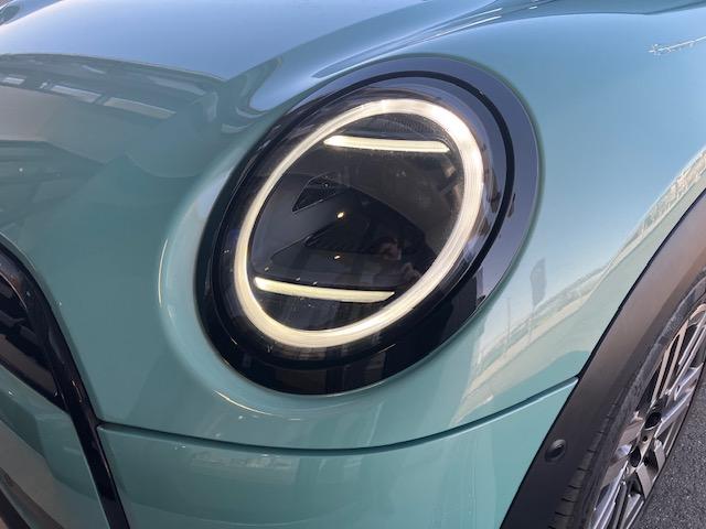 ＭＩＮＩ クーパーＣ　クラシック・トリム　弊社元デモカー・アクティブクルーズコントロール・インテリジェントセーフティ・パーキングアシスト・純正ナビ・バックカメラ・ＰＤＣ・純正１７インチＡＷ・コンフォートアクセス・ミラーＥＴＣ（22枚目）