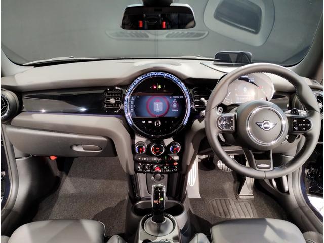 MINI ジョンクーパーワークス ジョンクーパーワークストリム JCWトリム・MINIユアーズレザーシート・18インチアルミ・アップルカープレイ・シートヒーター・バックカメラ・衝突軽減ブレーキ・アクティブクルーズコントロール・PDCセンサー・コンフォートアクセス(5枚目)