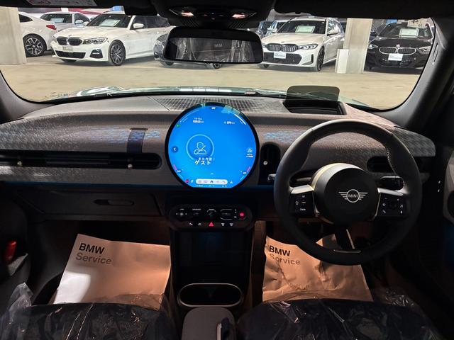 ＭＩＮＩ クーパーＣ　フェイバリット・トリム　弊社元デモカー・ＦＡＶＯＵＲＥＤトリム・ヘッドアップディスプレイ・アップルカープレイ・ＨＤＤナビ・バックカメラ・前後ＰＤＣセンサー・コンフォートアクセス・アクティブクルーズコントロール（5枚目）