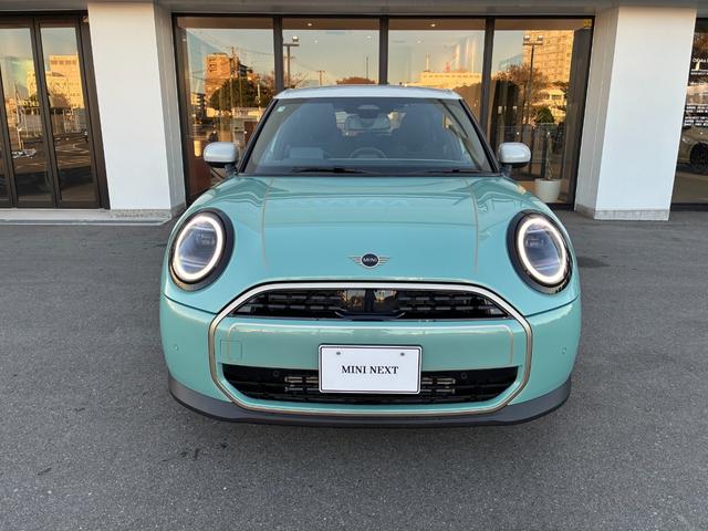 ＭＩＮＩ クーパーＣ　フェイバリット・トリム　弊社元デモカー・ＦＡＶＯＵＲＥＤトリム・ヘッドアップディスプレイ・アップルカープレイ・ＨＤＤナビ・バックカメラ・前後ＰＤＣセンサー・コンフォートアクセス・アクティブクルーズコントロール（6枚目）
