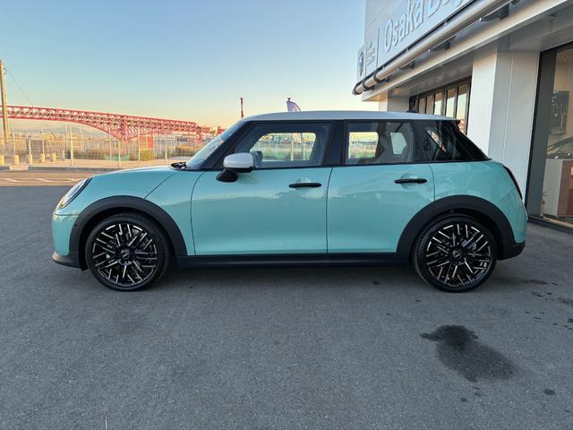 ＭＩＮＩ クーパーＣ　フェイバリット・トリム　弊社元デモカー・ＦＡＶＯＵＲＥＤトリム・ヘッドアップディスプレイ・アップルカープレイ・ＨＤＤナビ・バックカメラ・前後ＰＤＣセンサー・コンフォートアクセス・アクティブクルーズコントロール（8枚目）