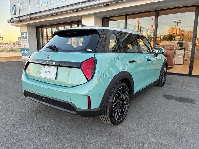 ＭＩＮＩ クーパーＣ　フェイバリット・トリム　弊社元デモカー・ＦＡＶＯＵＲＥＤトリム・ヘッドアップディスプレイ・アップルカープレイ・ＨＤＤナビ・バックカメラ・前後ＰＤＣセンサー・コンフォートアクセス・アクティブクルーズコントロール（10枚目）