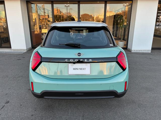 ＭＩＮＩ クーパーＣ　フェイバリット・トリム　弊社元デモカー・ＦＡＶＯＵＲＥＤトリム・ヘッドアップディスプレイ・アップルカープレイ・ＨＤＤナビ・バックカメラ・前後ＰＤＣセンサー・コンフォートアクセス・アクティブクルーズコントロール（11枚目）