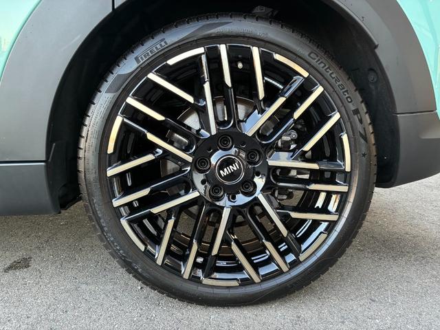 ＭＩＮＩ クーパーＣ　フェイバリット・トリム　弊社元デモカー・ＦＡＶＯＵＲＥＤトリム・ヘッドアップディスプレイ・アップルカープレイ・ＨＤＤナビ・バックカメラ・前後ＰＤＣセンサー・コンフォートアクセス・アクティブクルーズコントロール（16枚目）
