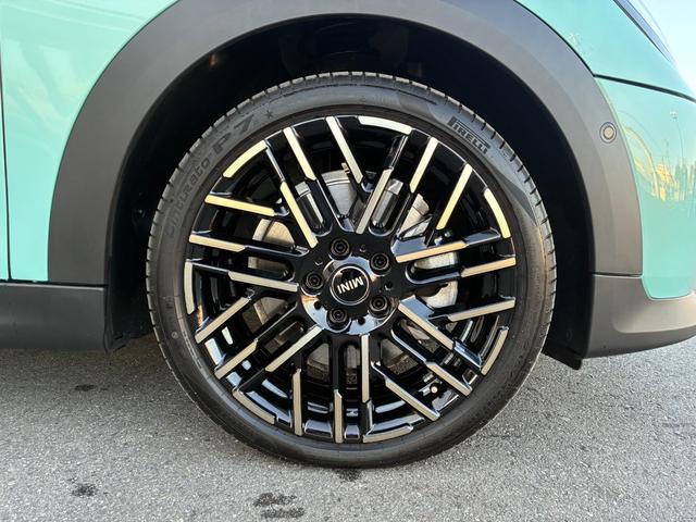 ＭＩＮＩ クーパーＣ　フェイバリット・トリム　弊社元デモカー・ＦＡＶＯＵＲＥＤトリム・ヘッドアップディスプレイ・アップルカープレイ・ＨＤＤナビ・バックカメラ・前後ＰＤＣセンサー・コンフォートアクセス・アクティブクルーズコントロール（18枚目）