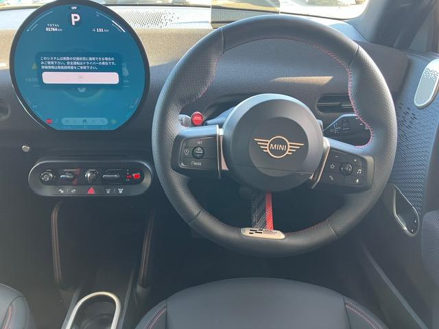 MINI JCW E ジョン・クーパー・ワークス・トリム 弊社元デモカー・サンルーフ・ハーマンカードン・電動シート・シートヒーター・ステアリングヒーター・全周囲カメラ・純正ナビ・ヘッドアップディスプレイ・アクティブクルーズコントロール・純正18AW(5枚目)