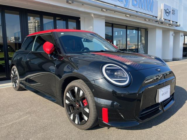 MINI JCW E ジョン・クーパー・ワークス・トリム 弊社元デモカー・サンルーフ・ハーマンカードン・電動シート・シートヒーター・ステアリングヒーター・全周囲カメラ・純正ナビ・ヘッドアップディスプレイ・アクティブクルーズコントロール・純正18AW(7枚目)