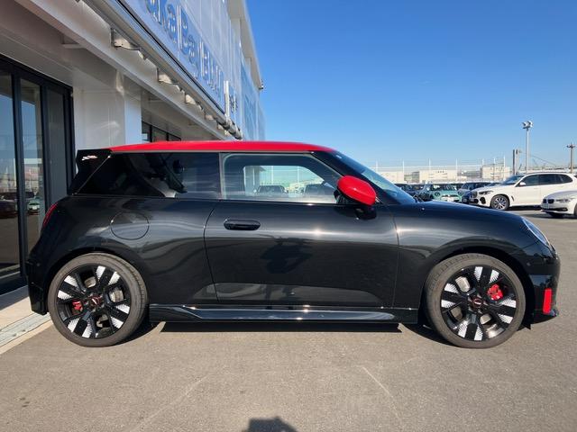 MINI JCW E ジョン・クーパー・ワークス・トリム 弊社元デモカー・サンルーフ・ハーマンカードン・電動シート・シートヒーター・ステアリングヒーター・全周囲カメラ・純正ナビ・ヘッドアップディスプレイ・アクティブクルーズコントロール・純正18AW(8枚目)