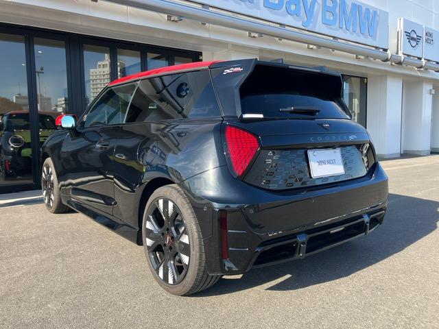 MINI JCW E ジョン・クーパー・ワークス・トリム 弊社元デモカー・サンルーフ・ハーマンカードン・電動シート・シートヒーター・ステアリングヒーター・全周囲カメラ・純正ナビ・ヘッドアップディスプレイ・アクティブクルーズコントロール・純正18AW(10枚目)