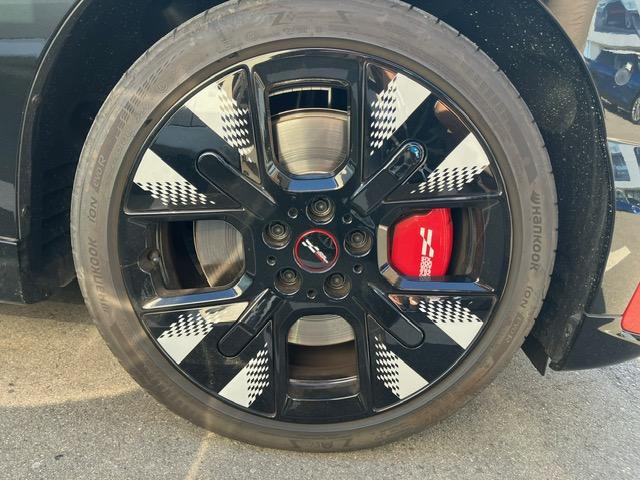 MINI JCW E ジョン・クーパー・ワークス・トリム 弊社元デモカー・サンルーフ・ハーマンカードン・電動シート・シートヒーター・ステアリングヒーター・全周囲カメラ・純正ナビ・ヘッドアップディスプレイ・アクティブクルーズコントロール・純正18AW(20枚目)