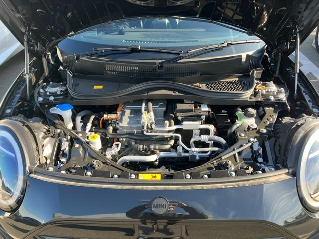 MINI JCW E ジョン・クーパー・ワークス・トリム 弊社元デモカー・サンルーフ・ハーマンカードン・電動シート・シートヒーター・ステアリングヒーター・全周囲カメラ・純正ナビ・ヘッドアップディスプレイ・アクティブクルーズコントロール・純正18AW(21枚目)